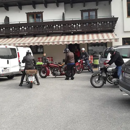 Alpenrose 招待所 3*